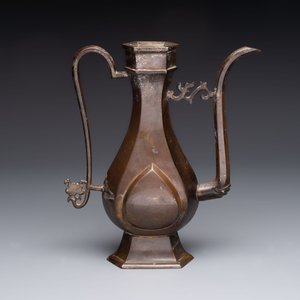A Chinese bronze vase and ewer, and a Japanese vase, 18/19th C. — foto 18