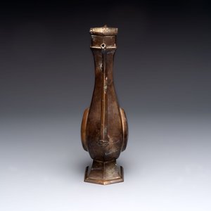 A Chinese bronze vase and ewer, and a Japanese vase, 18/19th C. — foto 19
