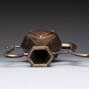 A Chinese bronze vase and ewer, and a Japanese vase, 18/19th C. — foto 20