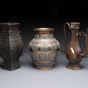 A Chinese bronze vase and ewer, and a Japanese vase, 18/19th C. — foto 2