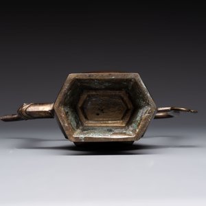 A Chinese bronze vase and ewer, and a Japanese vase, 18/19th C. — foto 21
