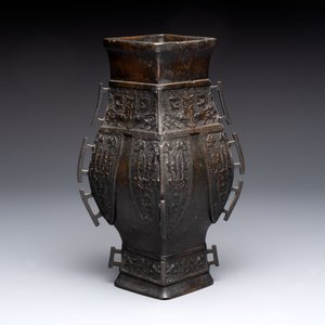 A Chinese bronze vase and ewer, and a Japanese vase, 18/19th C. — foto 3