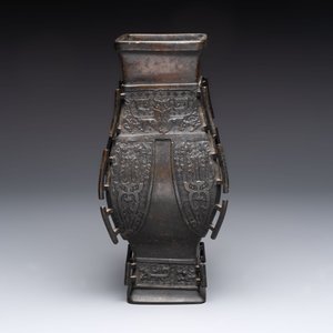 A Chinese bronze vase and ewer, and a Japanese vase, 18/19th C. — foto 4