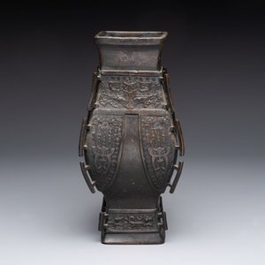 A Chinese bronze vase and ewer, and a Japanese vase, 18/19th C. — foto 5