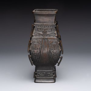 A Chinese bronze vase and ewer, and a Japanese vase, 18/19th C. — foto 6