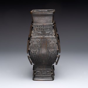 A Chinese bronze vase and ewer, and a Japanese vase, 18/19th C. — foto 7