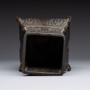 A Chinese bronze vase and ewer, and a Japanese vase, 18/19th C. — foto 8