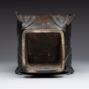 A Chinese bronze vase and ewer, and a Japanese vase, 18/19th C. — foto 9