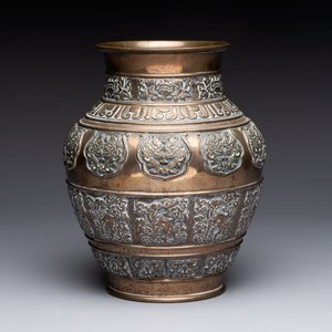 A Chinese bronze vase and ewer, and a Japanese vase, 18/19th C. — foto 10