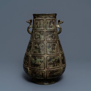 A Chinese bronze vase in archaic style, 19th C. — 照片 1