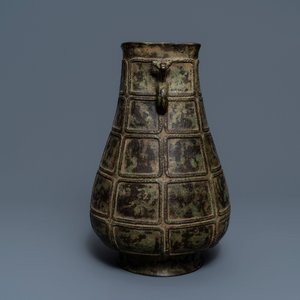 A Chinese bronze vase in archaic style, 19th C. — 照片 4