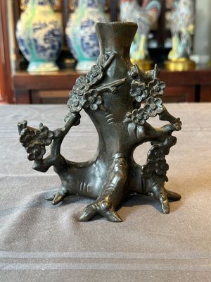 A Chinese bronze vase in the shape of a prunus, Ming — photo 3