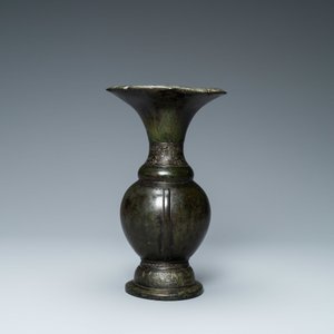 A Chinese bronze vase with incised taotie masks, Song/Yuan — 照片 5