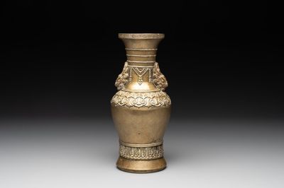 A Chinese bronze vase with lion-form handles, 17/18th C.