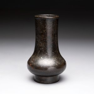 A Chinese bronze vase, 'zhi 觯', Song/Yuan — photo 2