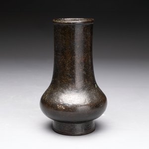 A Chinese bronze vase, 'zhi 觯', Song/Yuan — photo 3