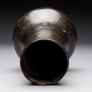 A Chinese bronze vase, 'zhi 觯', Song/Yuan — photo 4
