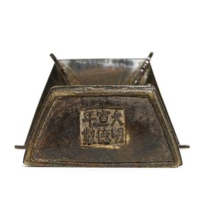 A Chinese bronze wall vase with Xuande six-character mark, late Ming or early Qing — photo 6