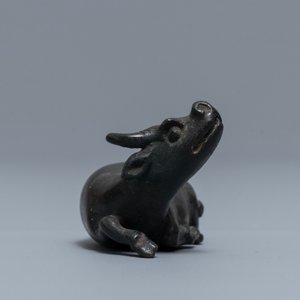 A Chinese bronze water dropper in the shape of a buffalo, two-character mark, Ming — 照片 3
