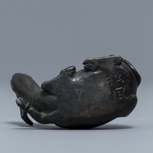 A Chinese bronze water dropper in the shape of a buffalo, two-character mark, Ming — 照片 7