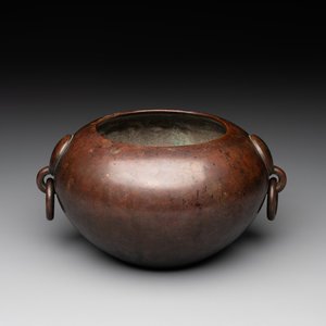 A Chinese bronze water pot with 'Taotie' handles, Xuande mark, 17/18th C. — photo 1