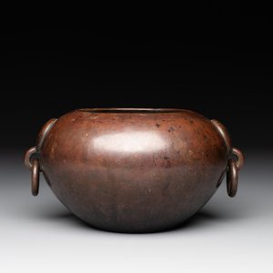 A Chinese bronze water pot with 'Taotie' handles, Xuande mark, 17/18th C. — photo 2