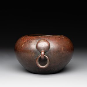 A Chinese bronze water pot with 'Taotie' handles, Xuande mark, 17/18th C. — photo 5