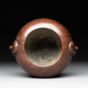 A Chinese bronze water pot with 'Taotie' handles, Xuande mark, 17/18th C. — photo 6