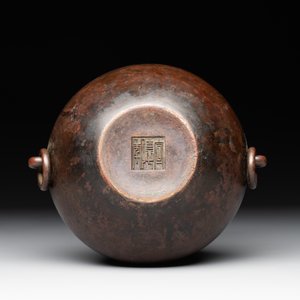 A Chinese bronze water pot with 'Taotie' handles, Xuande mark, 17/18th C. — photo 7