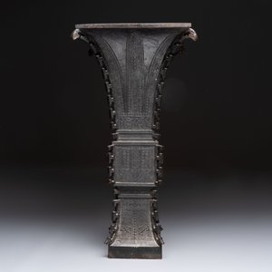 A Chinese bronze 'zun' vase with taotie design, Ming — photo 3