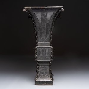 A Chinese bronze 'zun' vase with taotie design, Ming — photo 5