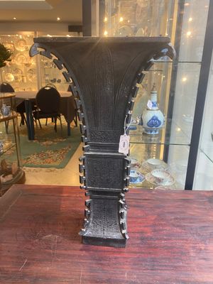 A Chinese bronze 'zun' vase with taotie design, Ming — 照片 1