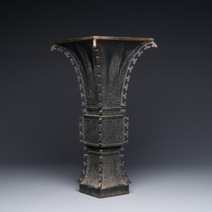 A Chinese bronze 'zun' vase with taotie design, Ming — 照片 1