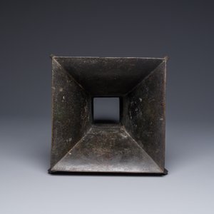 A Chinese bronze 'zun' vase with taotie design, Ming — 照片 6