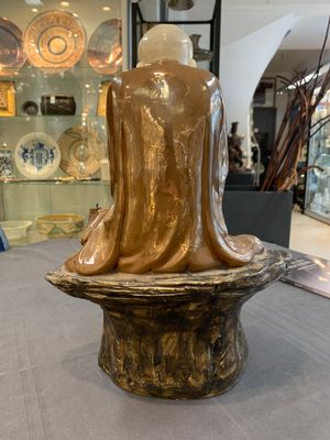 A Chinese brown- and café-au-lait-glazed Luohan, Zeng Longsheng 曾龍升 mark, 20th C. — foto 4