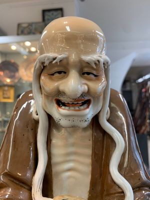A Chinese brown- and café-au-lait-glazed Luohan, Zeng Longsheng 曾龍升 mark, 20th C. — foto 9