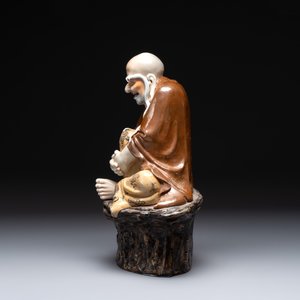 A Chinese brown- and café-au-lait-glazed Luohan, Zeng Longsheng 曾龍升 mark, 20th C. — foto 2