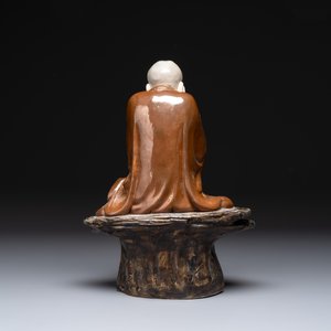 A Chinese brown- and café-au-lait-glazed Luohan, Zeng Longsheng 曾龍升 mark, 20th C. — foto 3