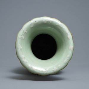 A Chinese brown- and celadon-ground famille rose vase, 19th C. — photo 5