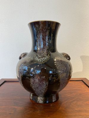 A Chinese brown-flambé-glazed 'hu' vase, Kangxi mark, 19th C. — 照片 1