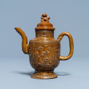 A Chinese brown-glazed relief-decorated teapot and cover, 18/19th — 照片 2
