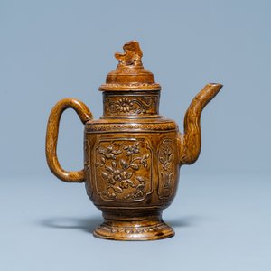 A Chinese brown-glazed relief-decorated teapot and cover, 18/19th — 照片 4