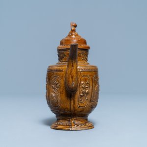 A Chinese brown-glazed relief-decorated teapot and cover, 18/19th — 照片 5