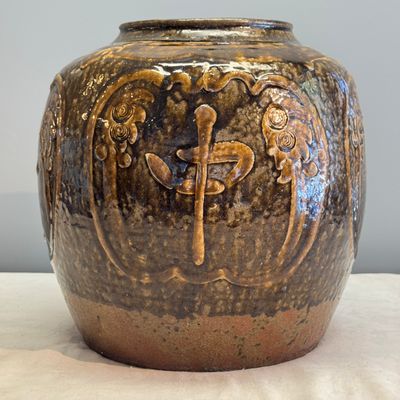 A Chinese brown-glazed slip-decorated 'Yue Zhong Dan Gui 月中桂丹' jar — 照片 1
