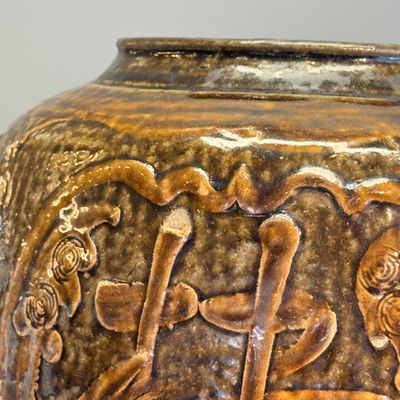 A Chinese brown-glazed slip-decorated 'Yue Zhong Dan Gui 月中桂丹' jar — 照片 4