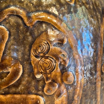 A Chinese brown-glazed slip-decorated 'Yue Zhong Dan Gui 月中桂丹' jar — 照片 5