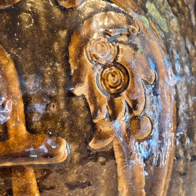 A Chinese brown-glazed slip-decorated 'Yue Zhong Dan Gui 月中桂丹' jar — 照片 7