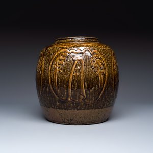 A Chinese brown-glazed slip-decorated 'Yue Zhong Dan Gui 月中桂丹' jar — 照片 3