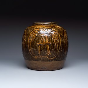 A Chinese brown-glazed slip-decorated 'Yue Zhong Dan Gui 月中桂丹' jar — 照片 5