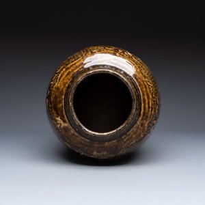 A Chinese brown-glazed slip-decorated 'Yue Zhong Dan Gui 月中桂丹' jar — 照片 6